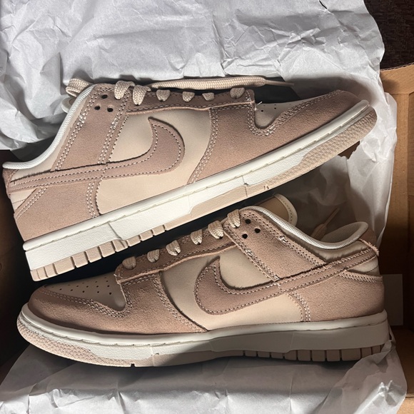 Nike Women's Dunk Low SE Sanddrift Sneakers 8.5 - Picture 1 of 4